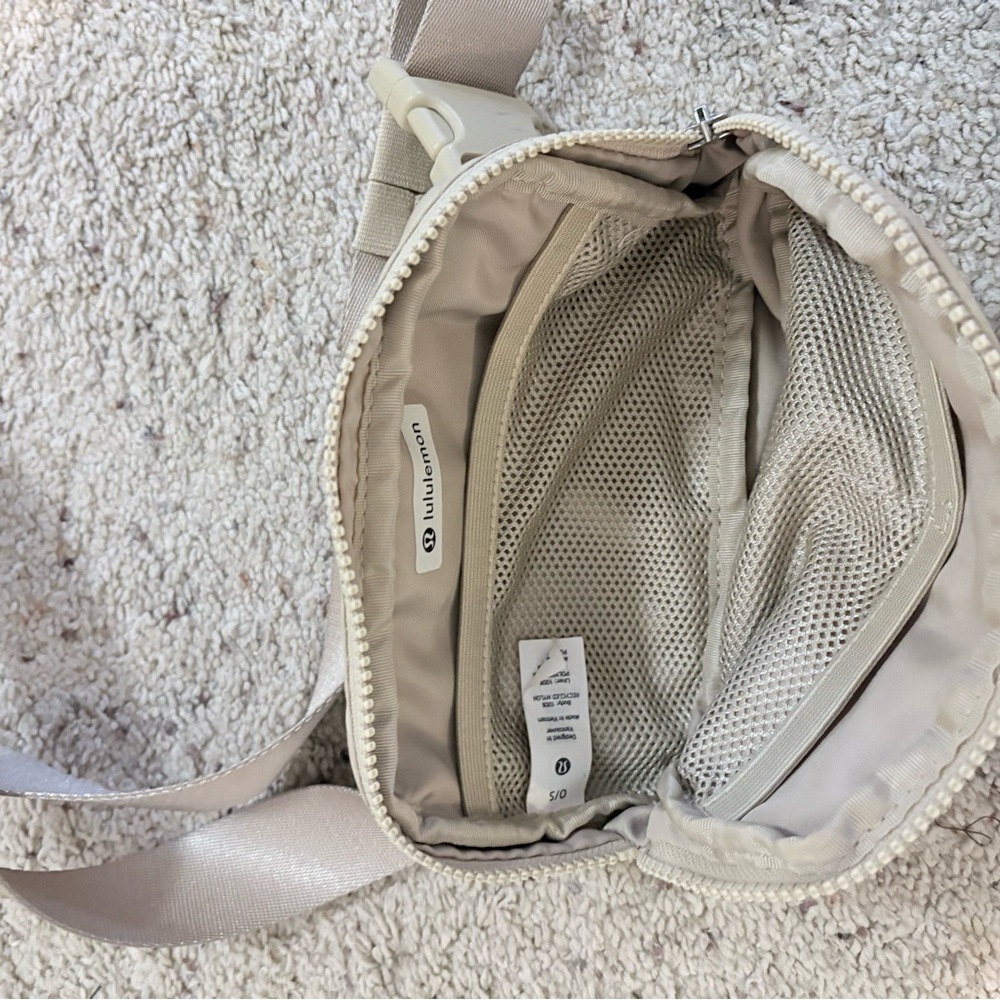Lululemon Everywhere Belt Bag 1L - Picture 3 of 3
